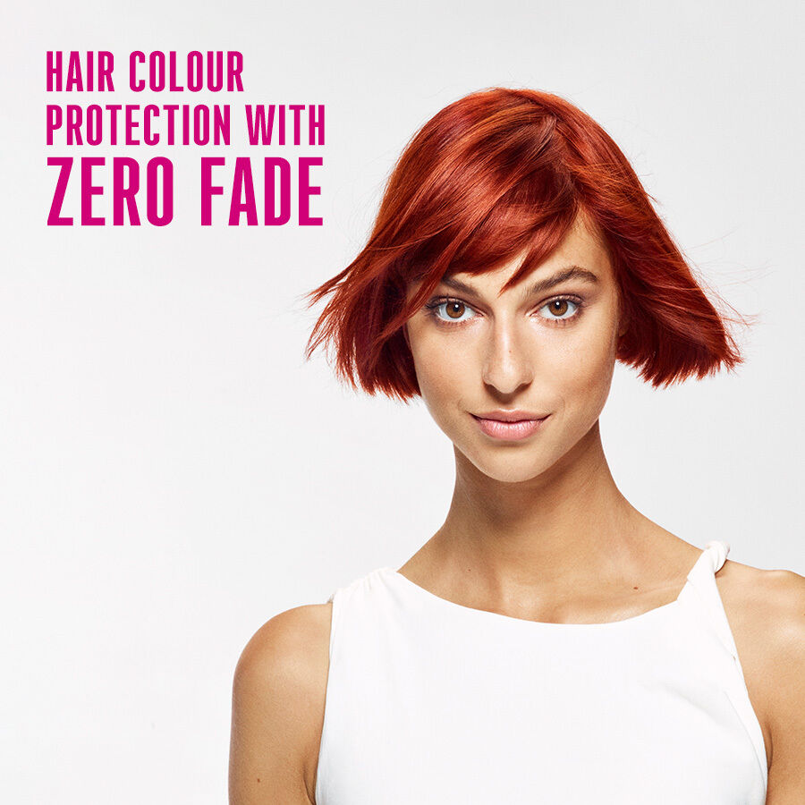 Vrouw met kort rood haar en met slogan Haircolor protection with zero fade
