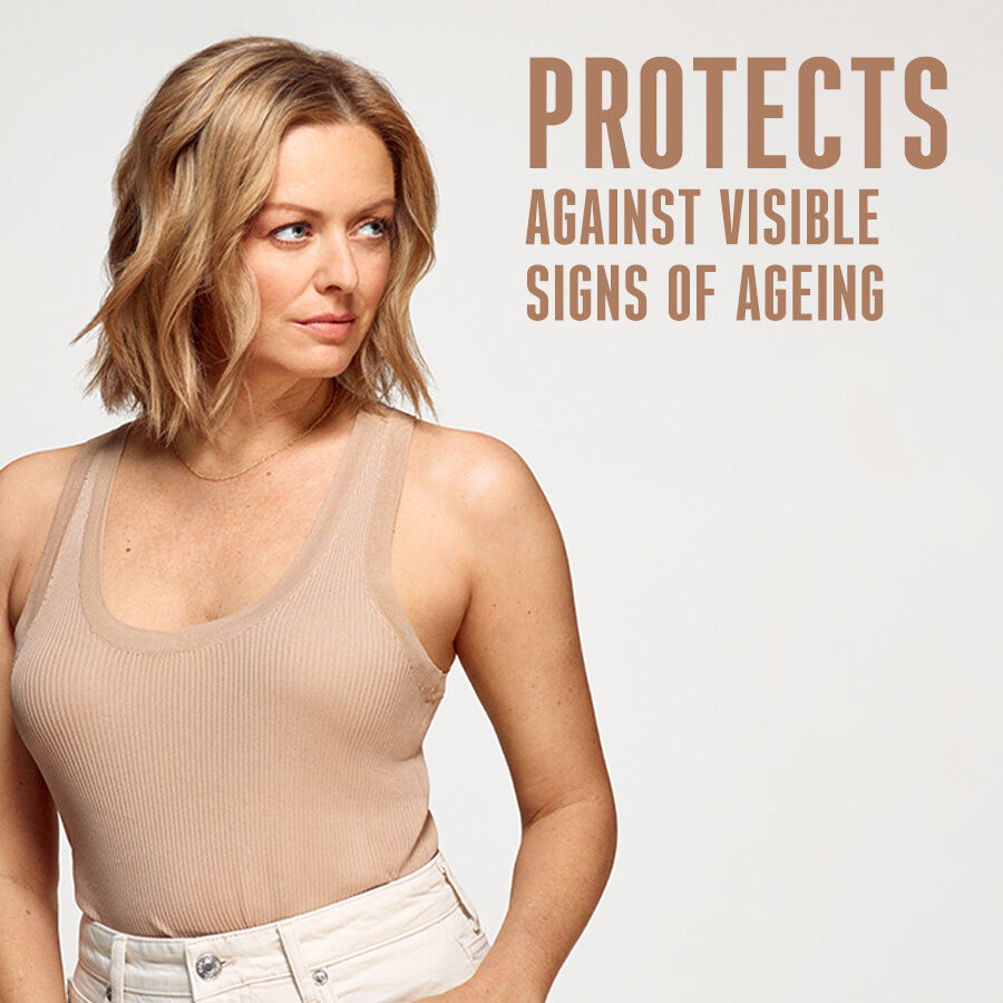 Vrouw met halflang blond haar en de quote Protects against visible signs of ageing